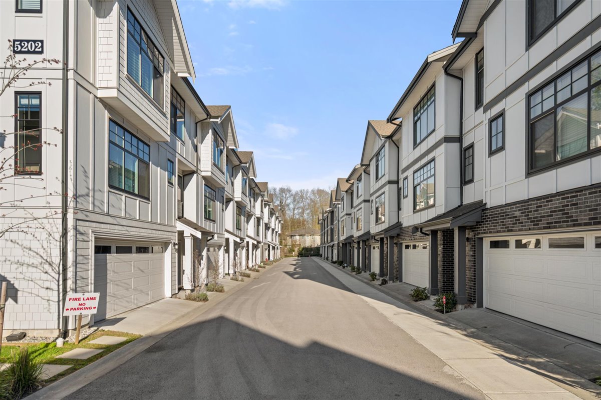 1-5202 SAVILE ROW, BURNABY 5